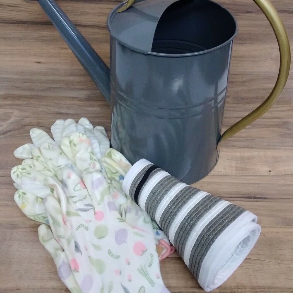 Gardener's bundle: gloves, sun hat, watering can